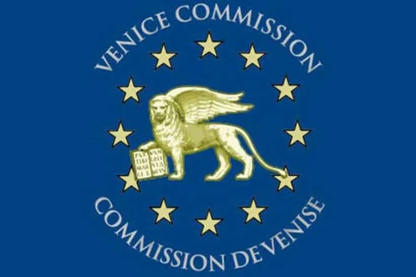 Comisia de la Veneția cere revizuirea condițiilor de retragere a mandatelor deputaților și protejarea opoziției