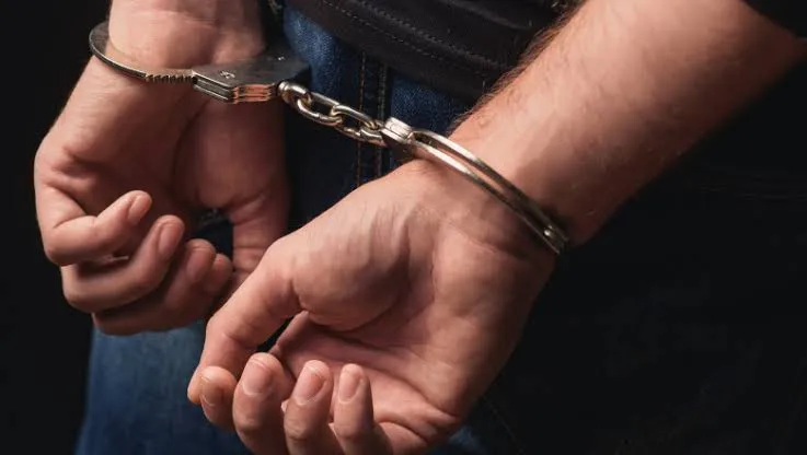 VIDEO // Tânăr de 19 ani, reținut la Căușeni. Este suspectat că a intrat în mai multe locuințe și a agresat o femeie de 75 de ani