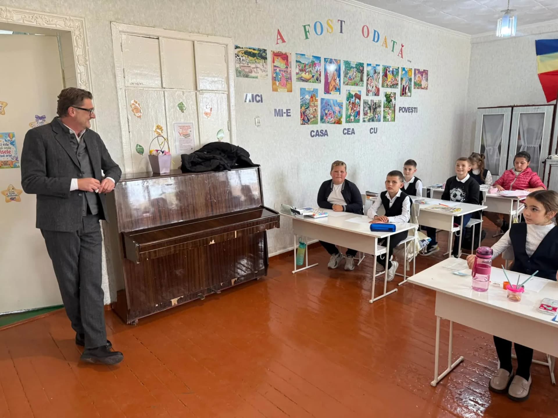 FOTO // Ambasadorul României a vizitat gimnaziul din Mîndîc și biserica din Chetrosu, construite și dotate cu sprijinul DRRM