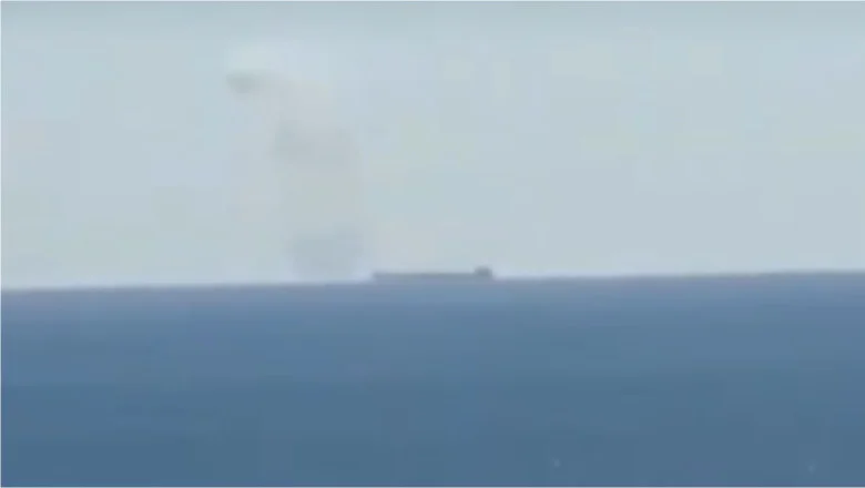 Alertă în Marea Neagră: O navă aflată în apropiere de Sulina ar fi fost lovită și a luat foc. 8 marinari sunt dați dispăruți