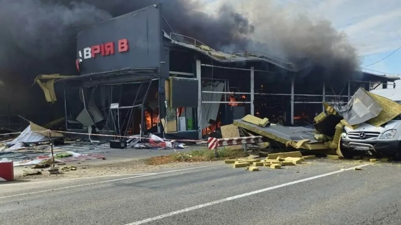 Momentul în care o dronă lovește un supermarket. Zelenski: Reacția Rusiei la semnalele pe care le primește din SUA