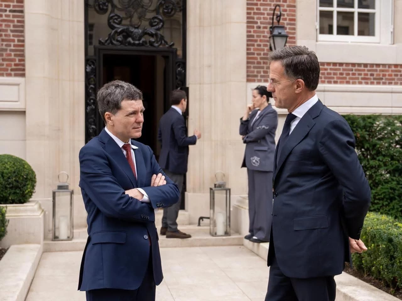 Atacurile asupra navelor din Marea Neagră ajung pe agenda NATO. Nicușor Dan, în discuții cu Mark Rutte și Rumen Radev