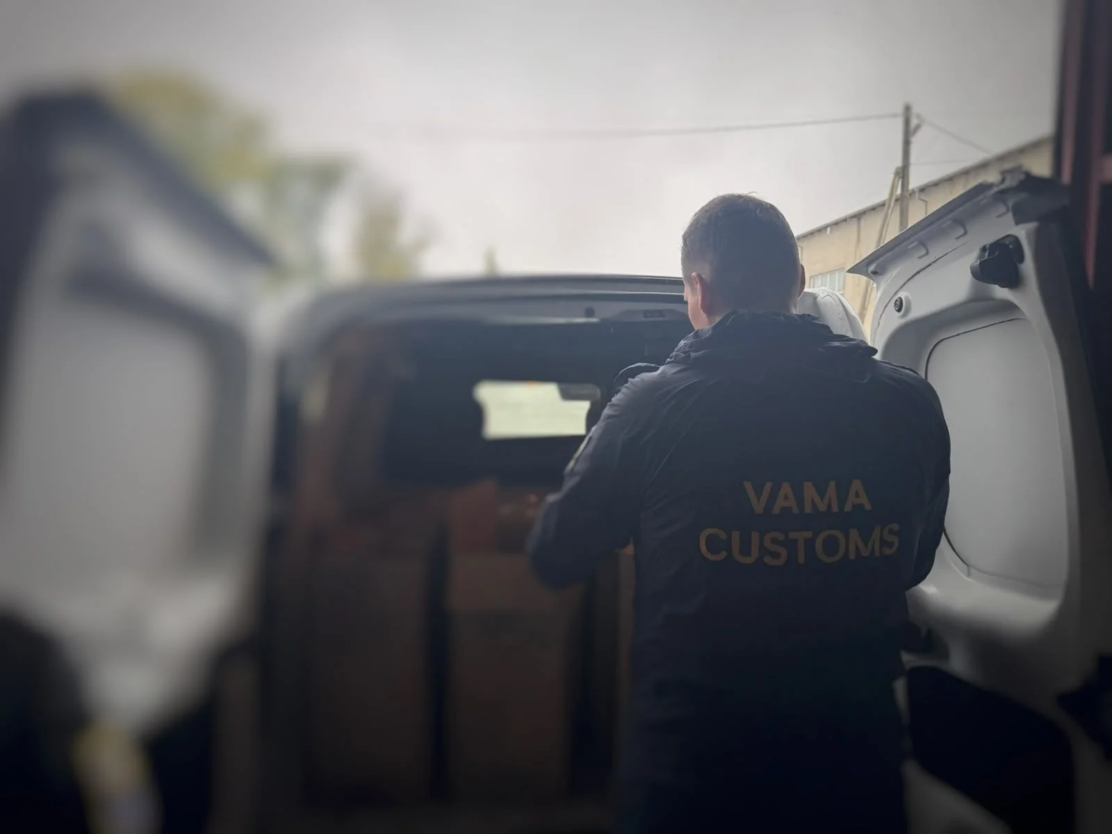 A ascuns în mașină circa 70 000 de țigarete fără acte de proveniență. Un bărbat, cercetat de ofițerii Serviciului Vamal
