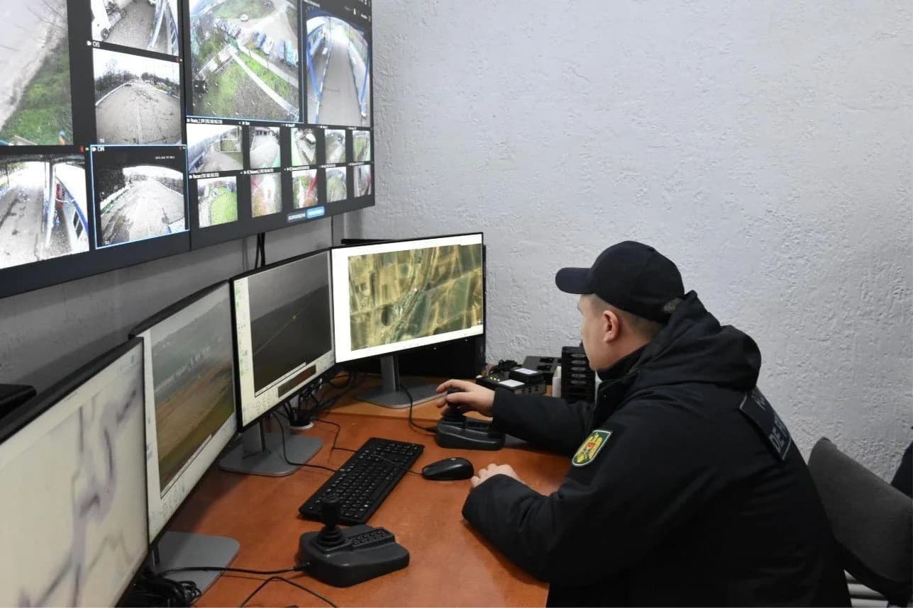 VIDEO // Patru indieni, prinși în timp ce încercau să treacă ilegal Prutul cu o barcă gonflabilă