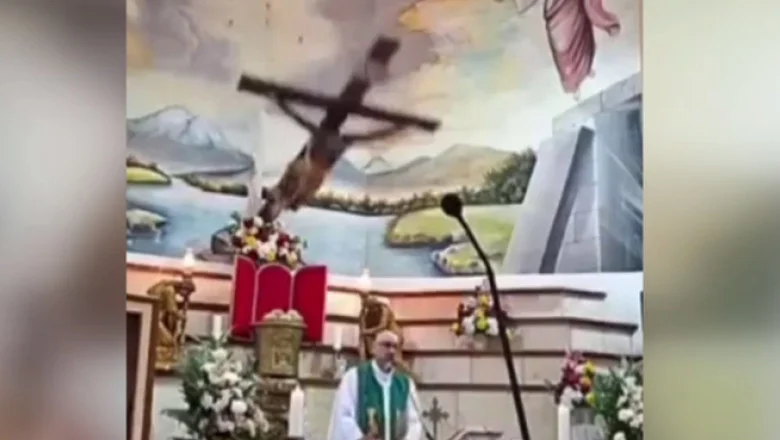 VIDEO // Scenă șocantă în timpul liturghiei: Un preot a murit lovit de o cruce în altar