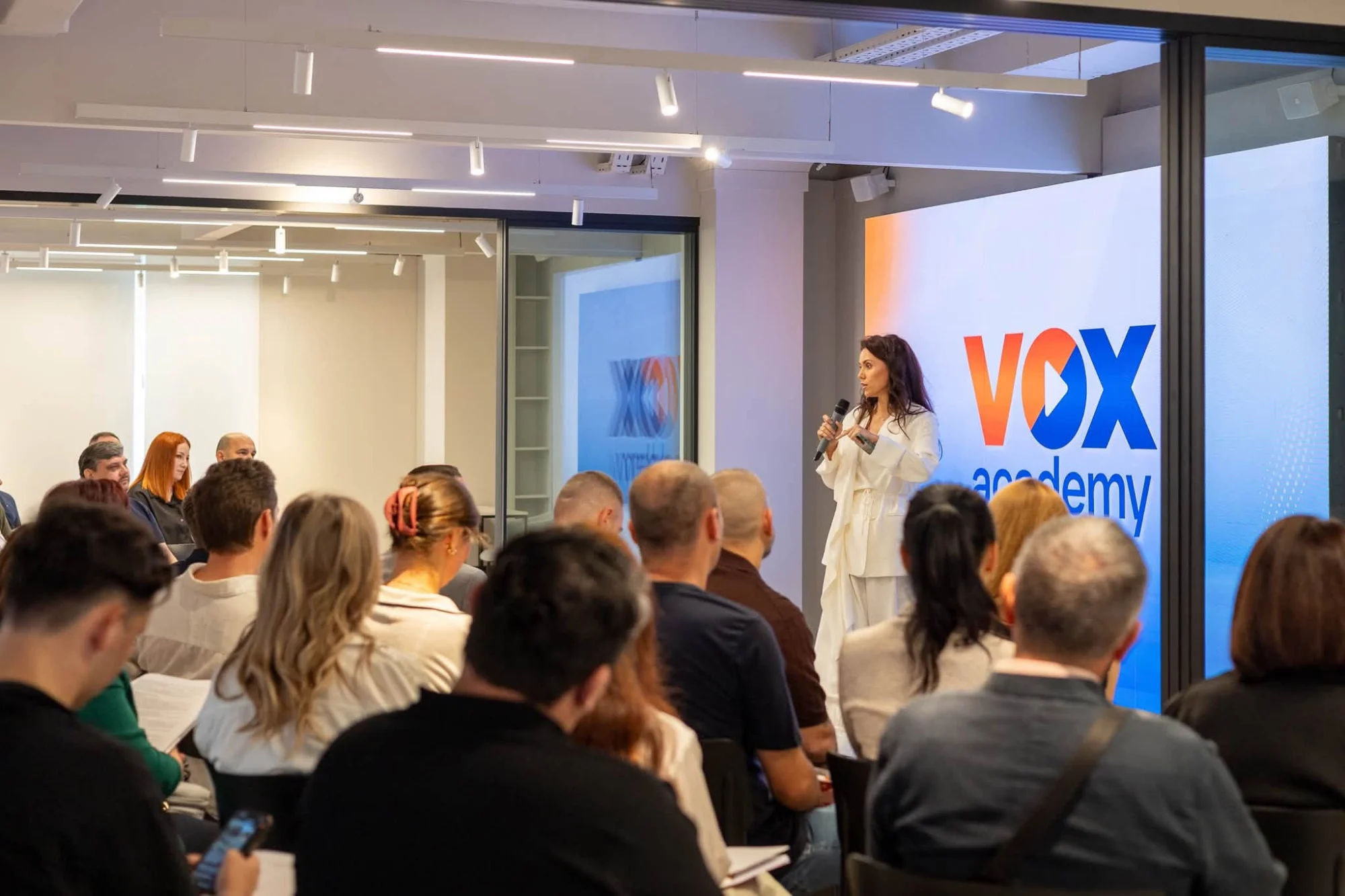 Curs de „gândire critică”: cum și pe cine instruiește VOX Academy a Nataliei Morari