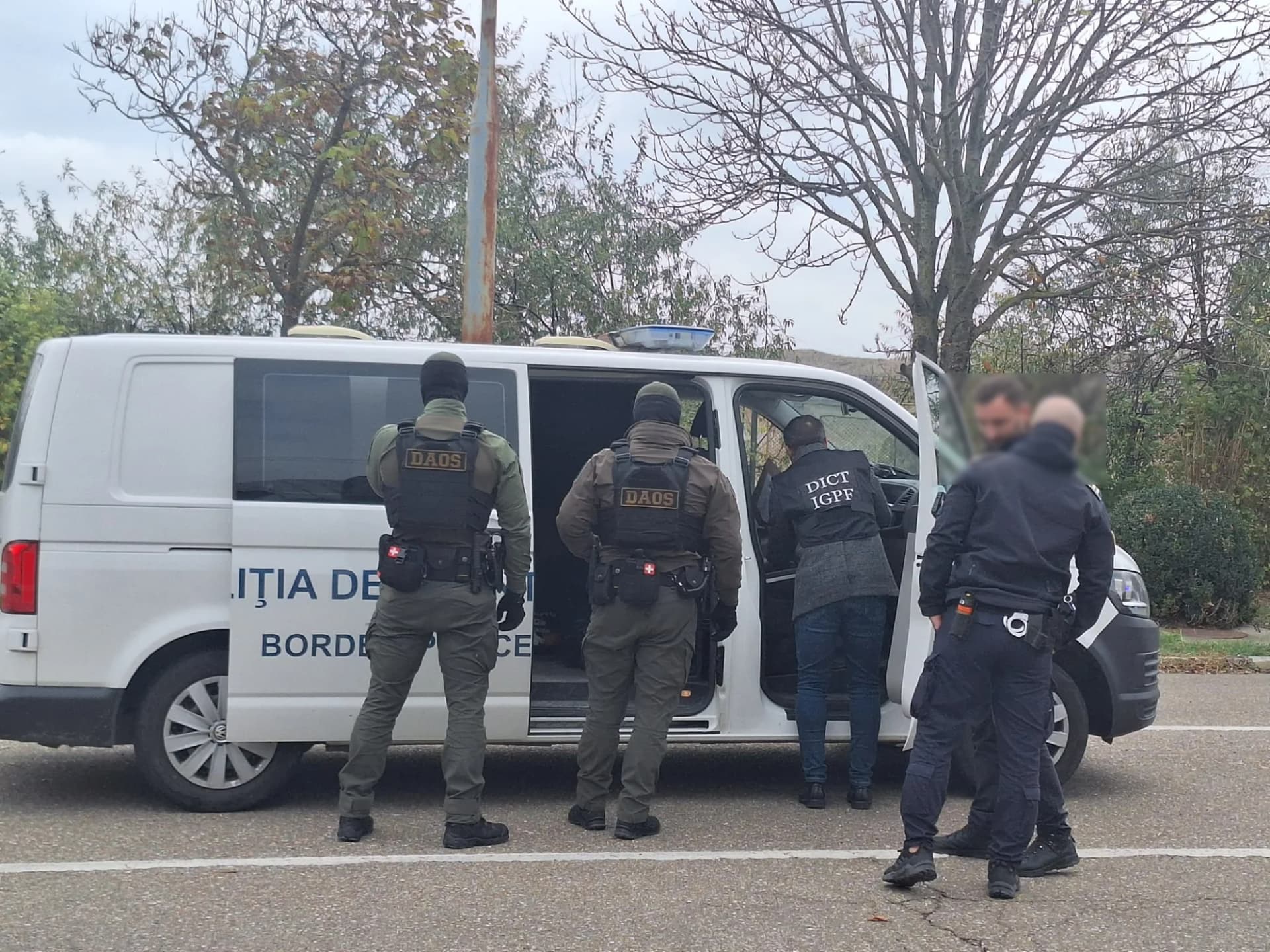 VIDEO // Doi bărbați urmăriți prin Interpol, prinși și extrădați de pe teritoriul R. Moldova