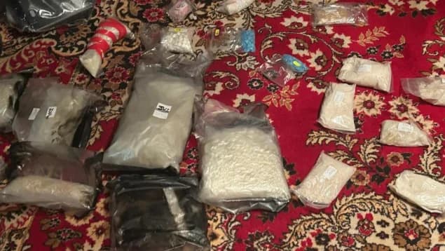 Peste 13 kilograme de droguri ascunse în jucării, aduse în R. Moldova. Patru cetățeni străini, trimiși pe banca acuzaților