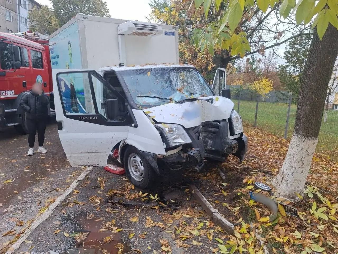 Un șofer a murit după ce s-a izbit cu mașina într-un copac, la Soroca. Medicii suspectează un accident cardiovascular