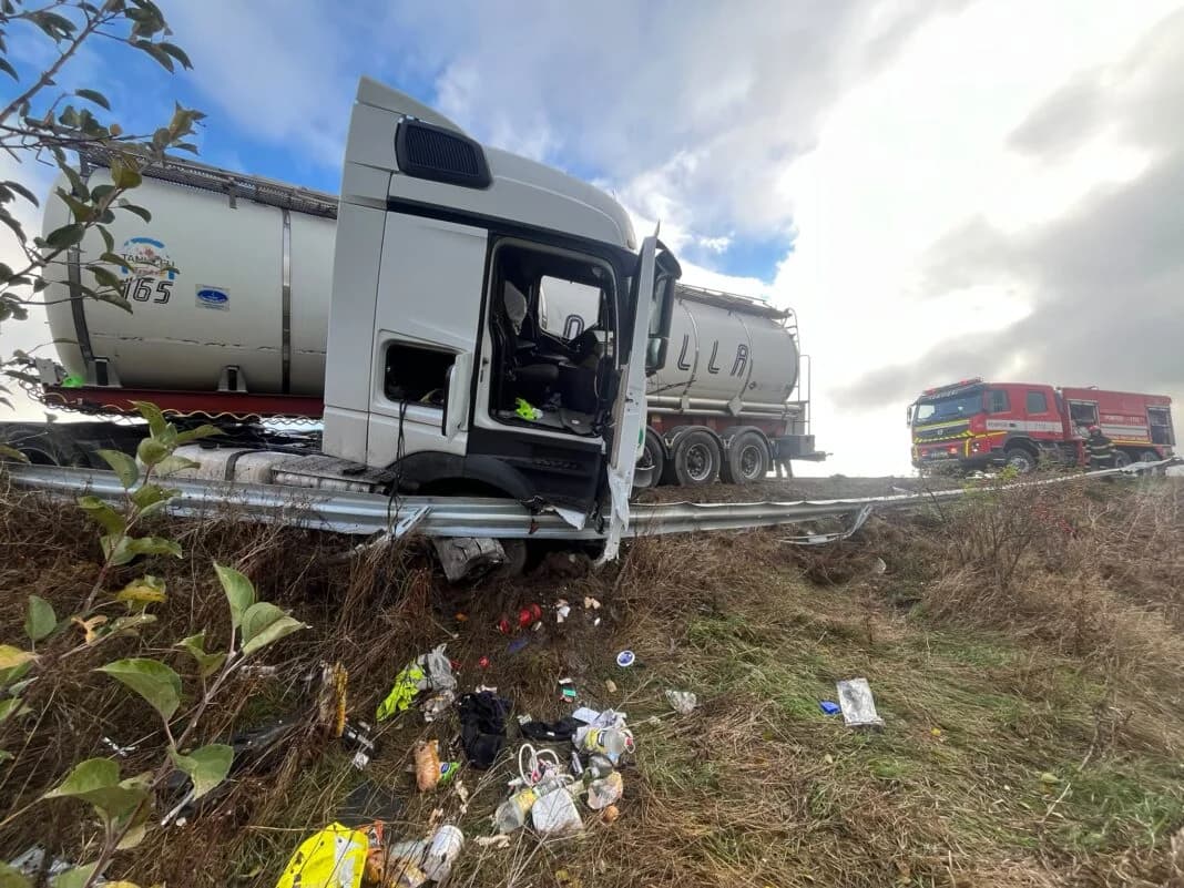 FOTO // Un autocamion din R. Moldova, încărcat cu vin, a derapat de pe șosea în România. Șoferul a rămas blocat în cabină