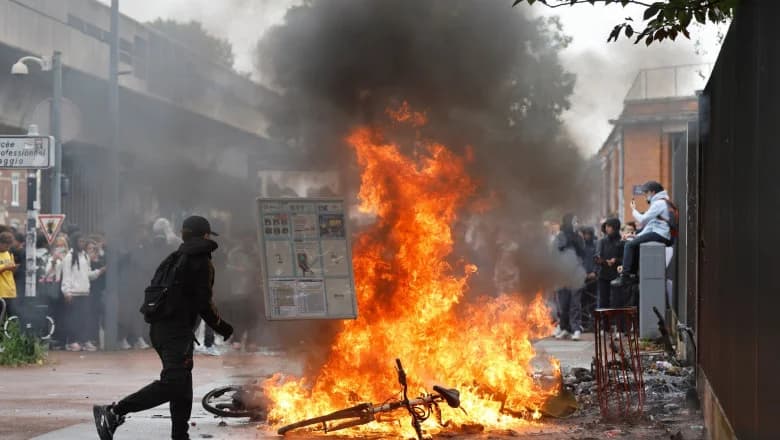 Franța mobilizează armata după jafurile și incendierile din marile orașe. Guvernul recunoaște eșecuri în gestionarea violențelor