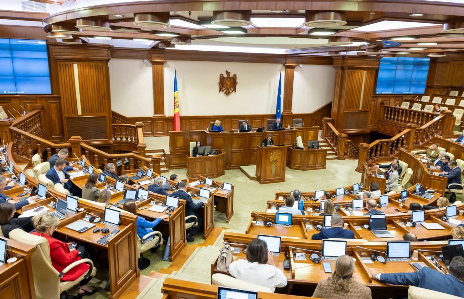 Deputații se întrunesc joi în ședință plenară. Proiectul Politicii bugetar-fiscale, pe ordinea de zi