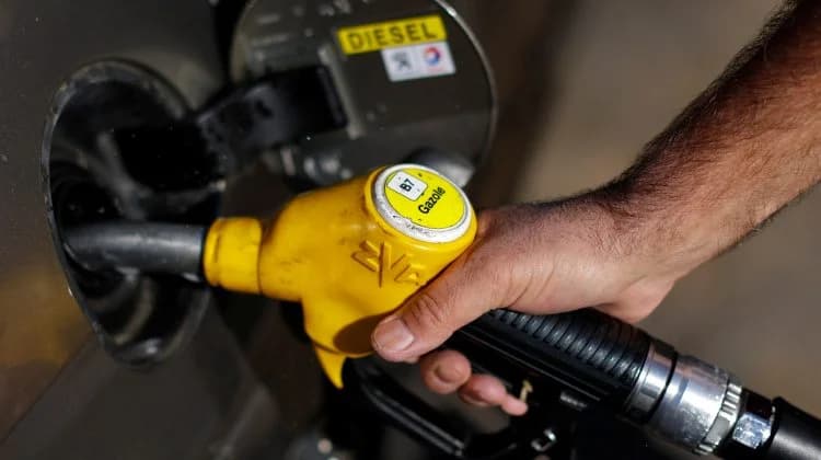 Benzina se ieftinește cu 27 de bani, în timp ce motorina se scumpește în continuare