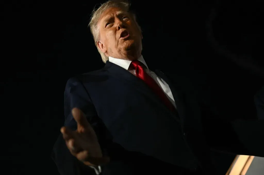 Trump spune că s-a interesat dacă poate schimba numele Oceanului Atlantic în „Oceanul Trump” sau o altă variantă