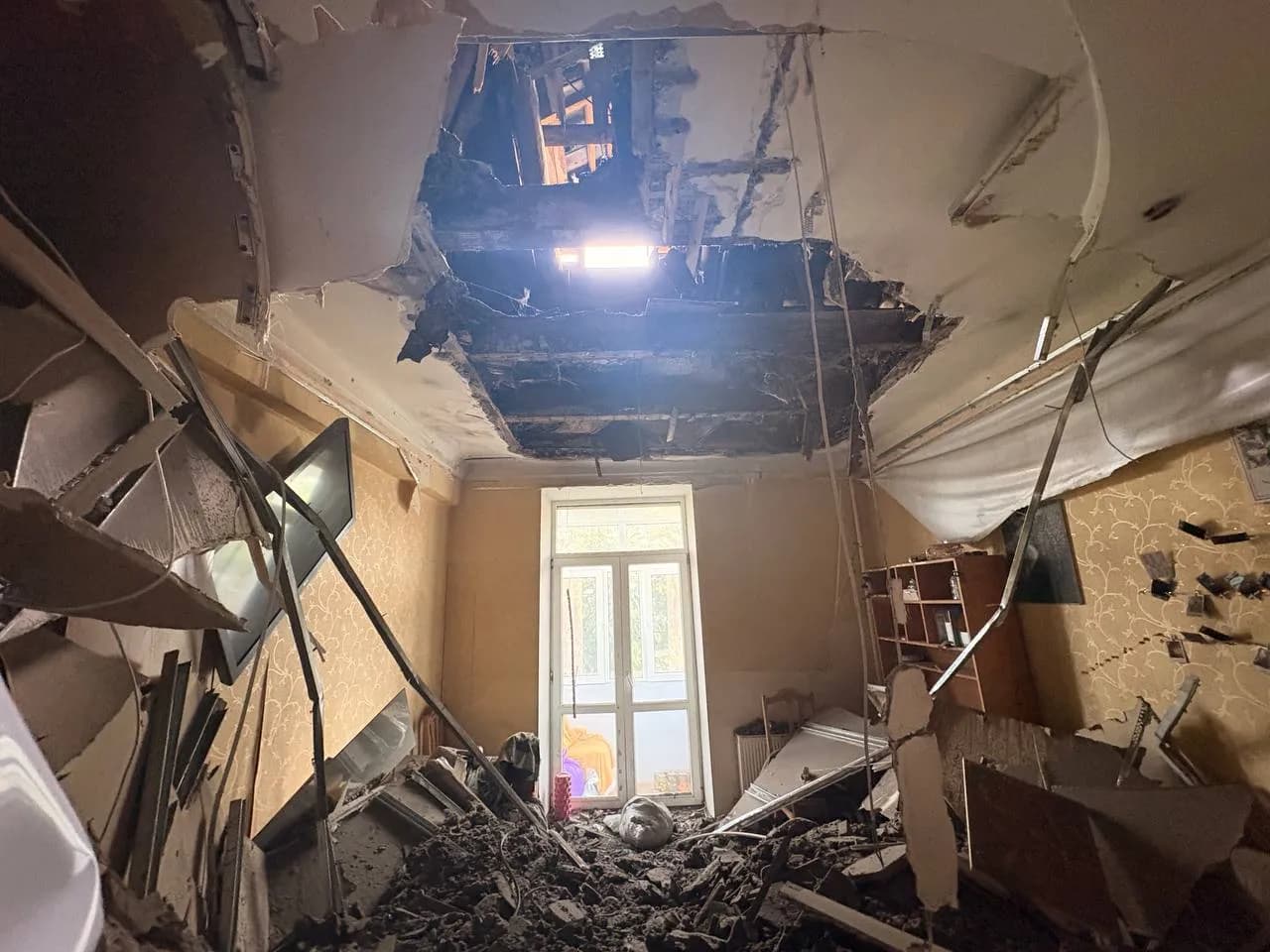 În centrul Chișinăului s-a prăbușit o parte din tavanul unui bloc de locuințe construit în 1953. Locatarilor li s-a interzis să rămână în apartamente din cauza stării clădirii