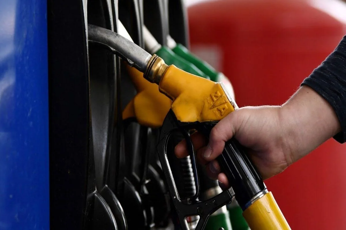 Benzina se ieftinește cu 27 de bani, iar motorina cu 2 bani în următoarele trei zile