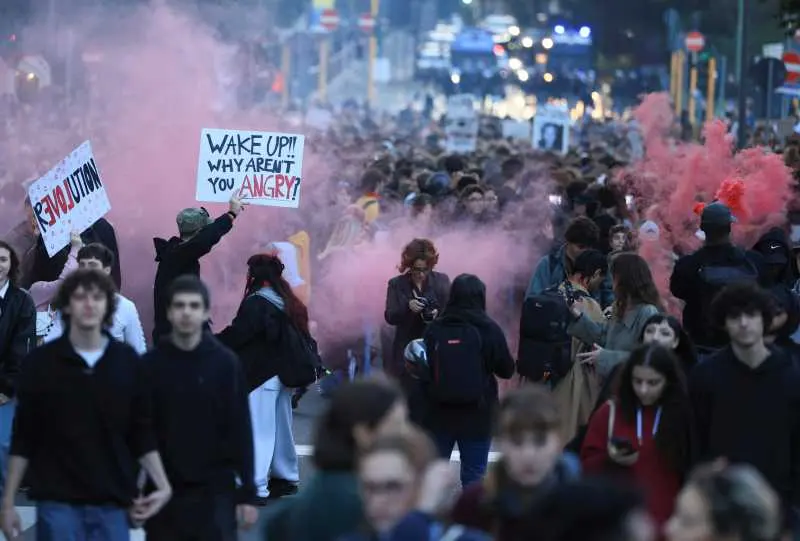FOTO, VIDEO // Mii de tineri au protestat în Italia faţă de scumpirea vieţii şi măsurile de securitate ale guvernului Meloni