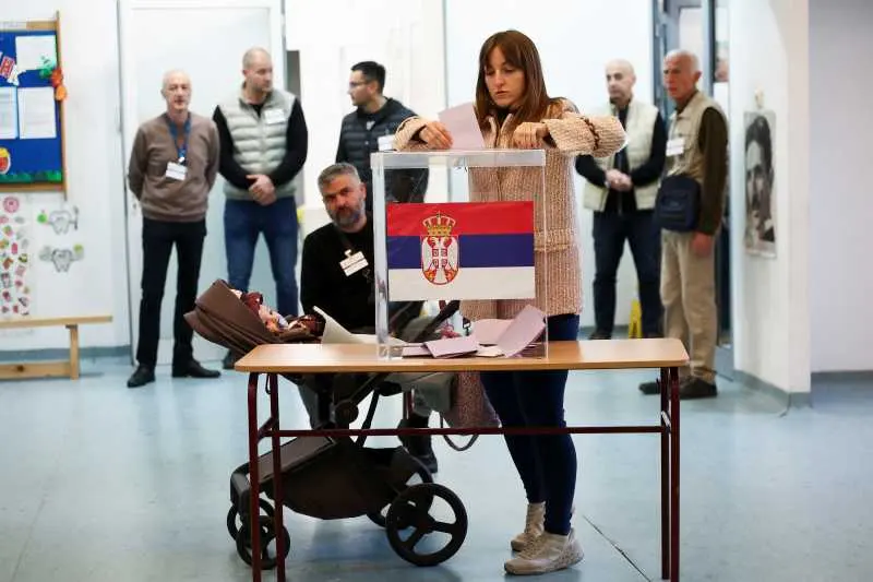 Sârbii votează duminică în alegeri anticipate, în timp ce studenții încearcă să-l înlăture pe Vucic