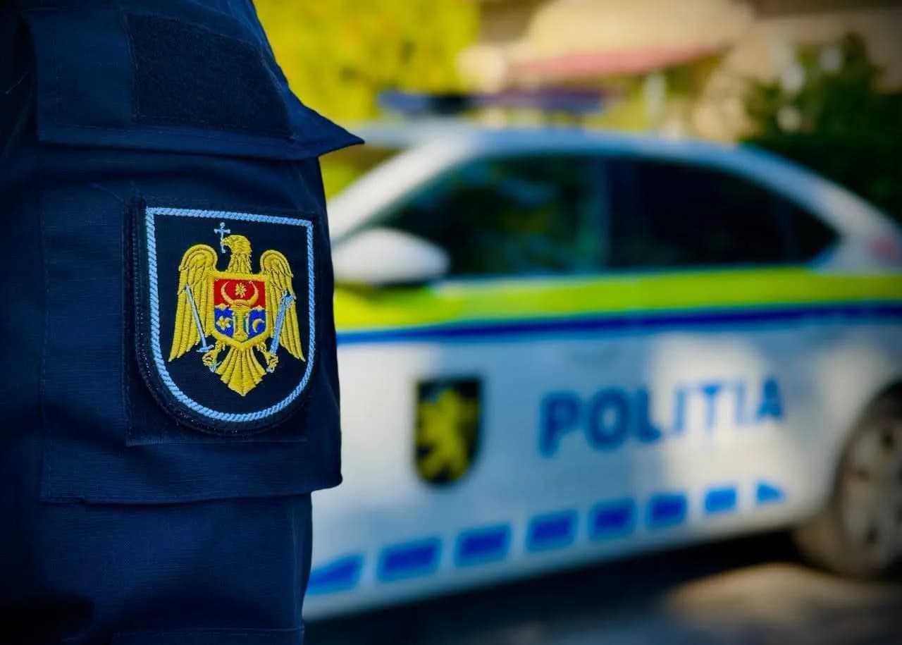 VIDEO // Cocaină, marijuana și sute de litri de alcool contrafăcut, descoperite la Drochia în urma unor percheziții. Trei persoane, cercetate penal