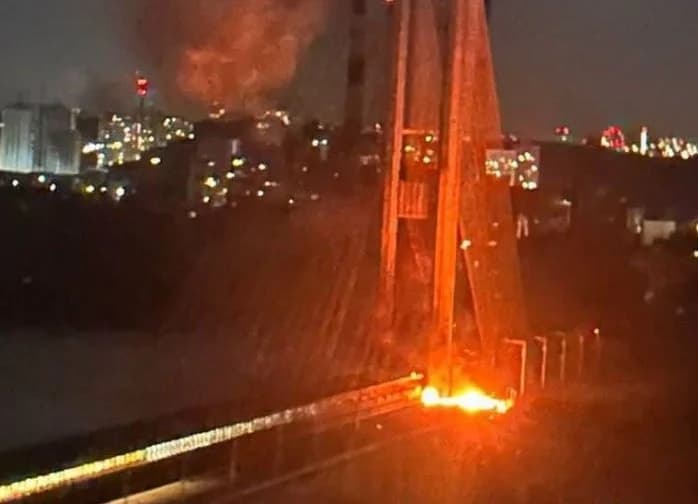 VIDEO // Ucraina: Un pod important din Kiev, lovit într-un atac rusesc