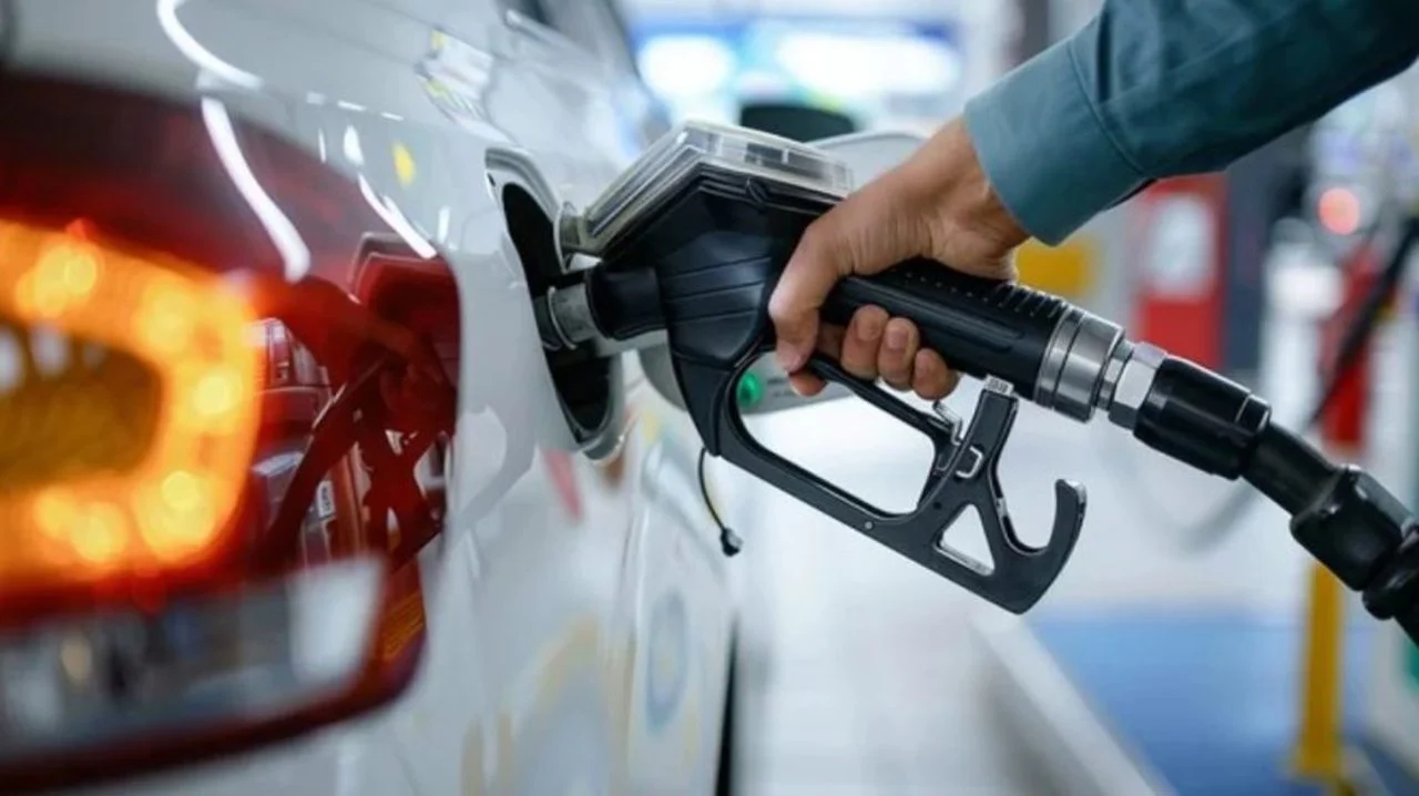 Motorina, din ce în ce mai scumpă, iar benzina se ieftinește cu 24 de bani