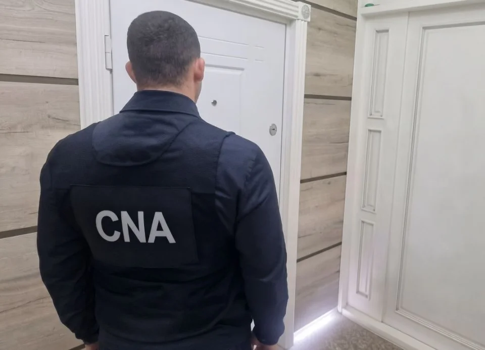 Percheziții în capitală. Un bărbat, reținut de CNA după ce ar fi cerut mii de euro pentru „rezolvarea” unor probleme