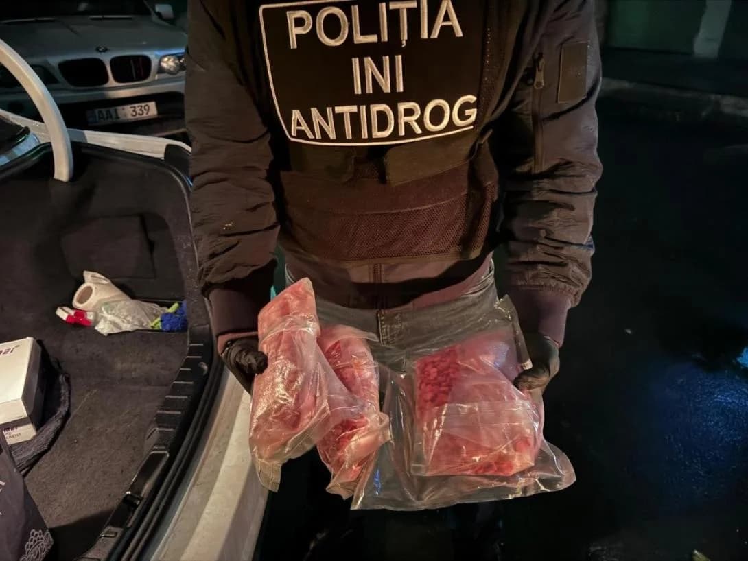 VIDEO // Ecstasy în valoare de peste 800 de mii de lei, ridicat de poliție. Trei suspecți, arestați