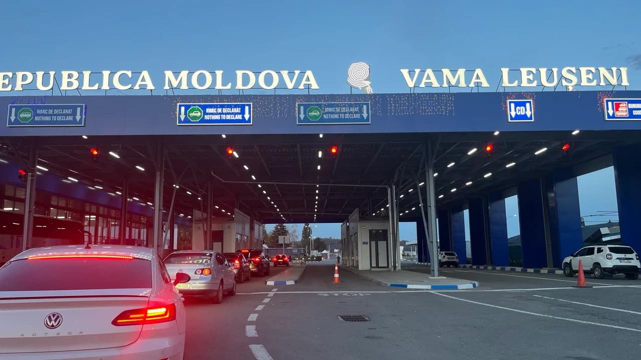 Aglomerație la vama Leușeni, pe sensul de ieșire din Republica Moldova. Autoritățile recomandă rute alternative