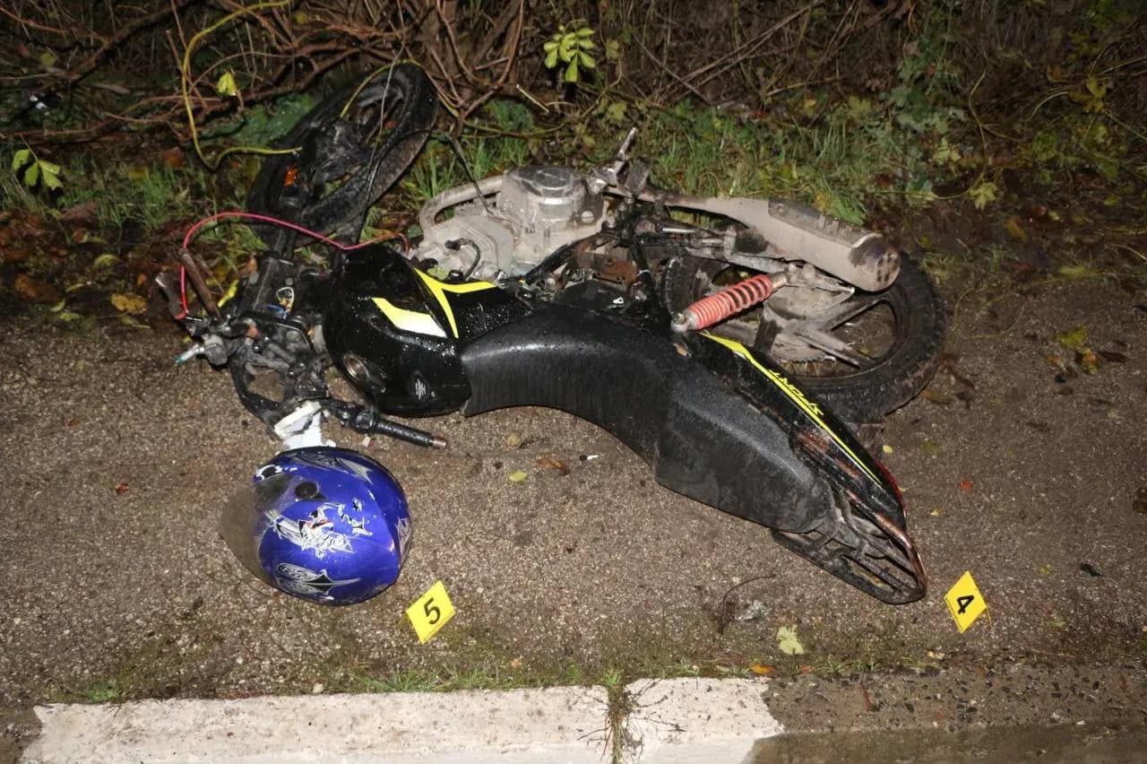 FOTO // Un motociclist fără permis a lovit doi pietoni, în Drochia. Un minor, printre victime