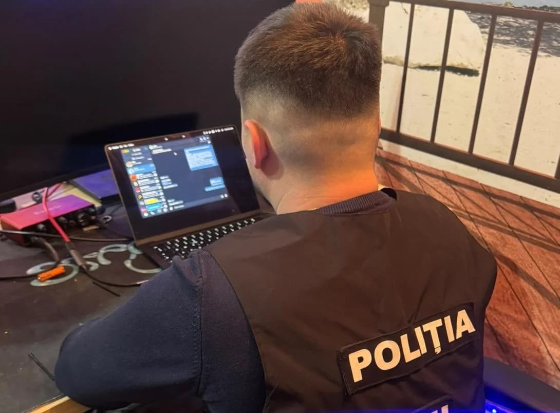 VIDEO // Escrocherii online prin relații sentimentale fictive. Trei tineri, reținuți într-un dosar cu tranzacții de circa 440 mii de dolari