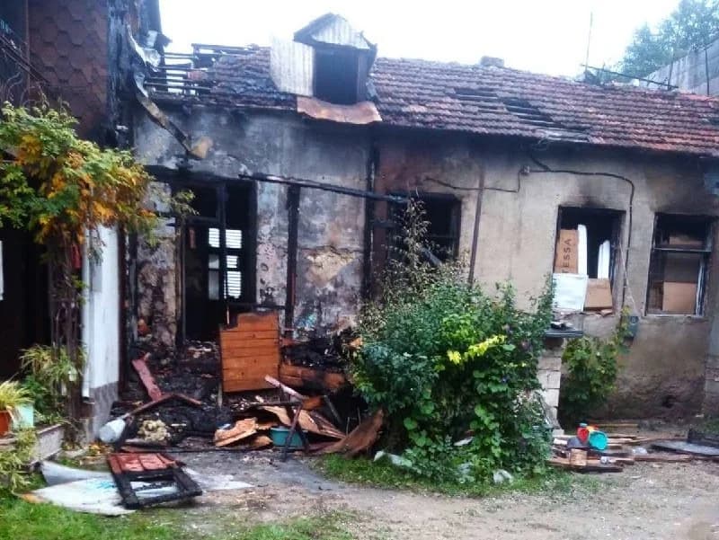 Incendiu în Orhei // O bătrână, transportată la spital cu arsuri grave. Focul ar fi pornit de la o lumânare lăsată fără supraveghere