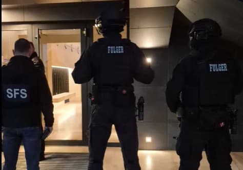 VIDEO // Prejudiciu de peste 25 de milioane de lei într-o schemă de escrocherie imobiliară. Șase persoane, reținute
