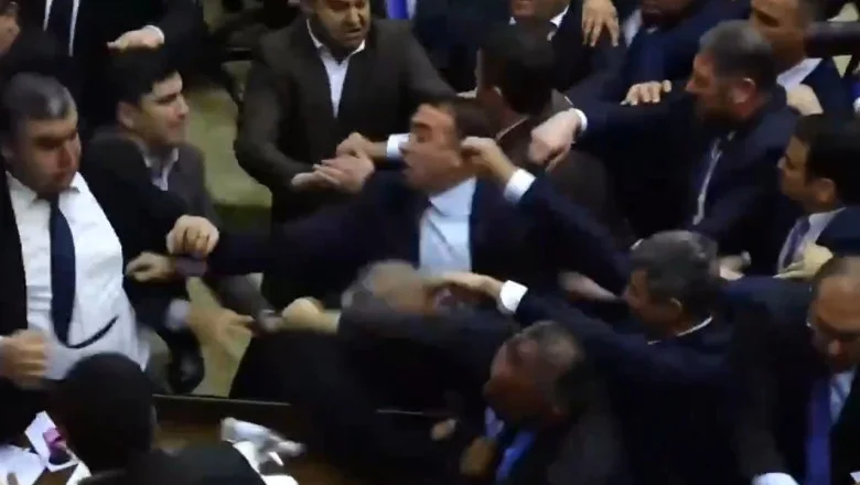 VIDEO // Bătaie generală în Parlamentul de la Erevan. Puterea și Opoziția și-au împărțit pumni și picioare minute în șir