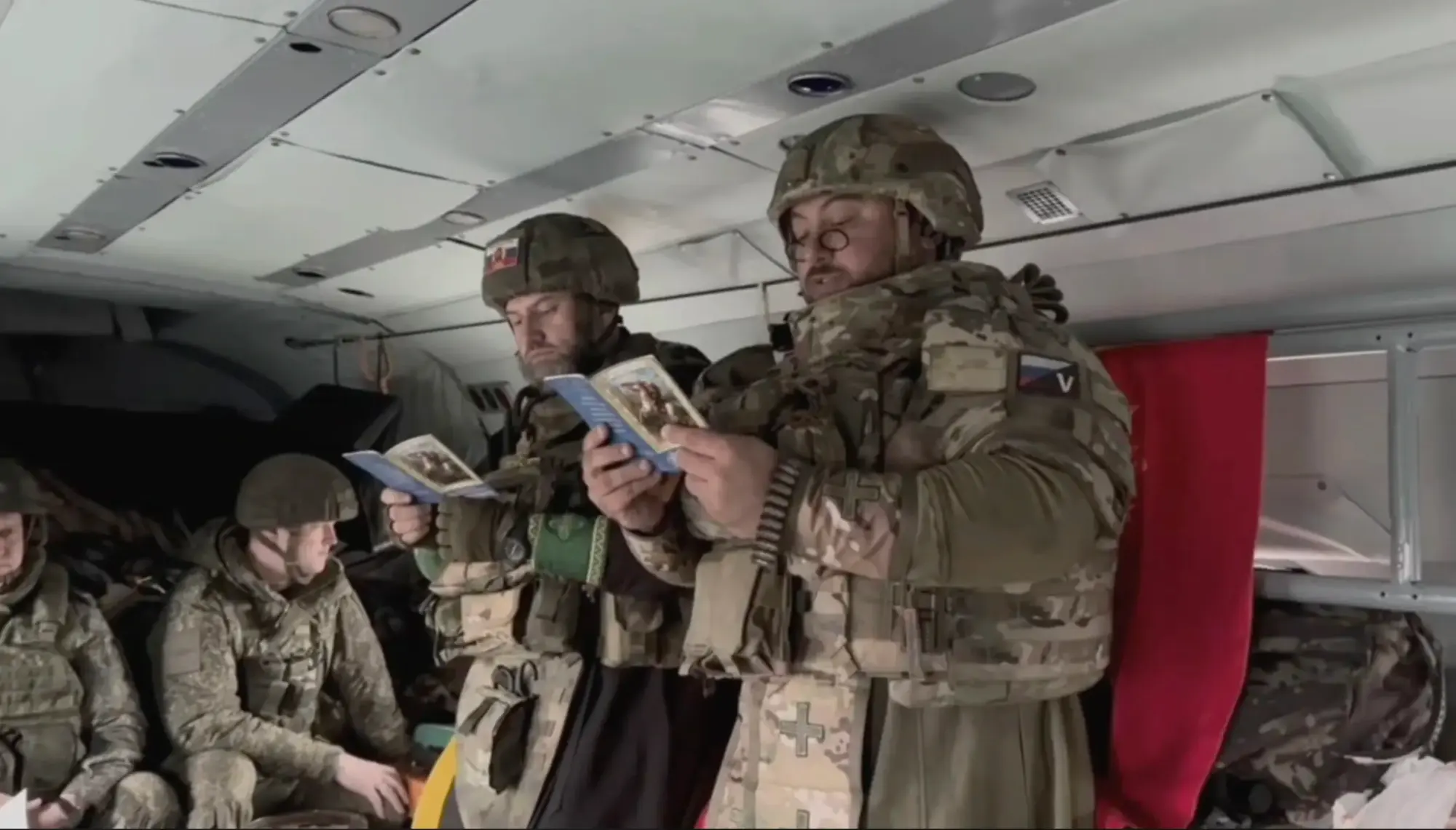 VIDEO // Preoții Patriarhiei Ruse au survolat pozițiile armatei lui Putin cu moaștele Sfântului Gheorghe, pe fondul contraofensivei ucrainene
