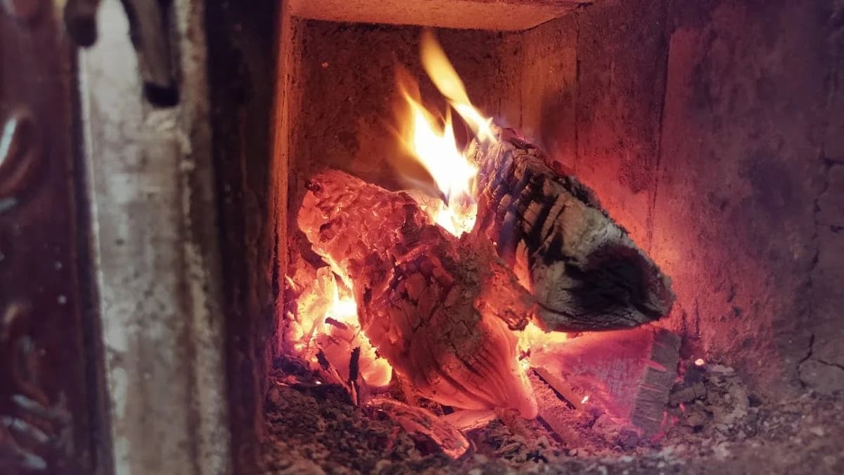 S-ar fi intoxicat cu fum de la sobă. Doi bărbați, găsiți fără suflare într-o locuință din Sângerei