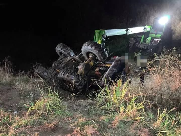 FOTO // Accident la Ștefan Vodă. Un tractor s-a răsturnat, iar două persoane au decedat pe loc
